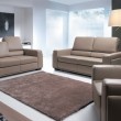 Minimalistyczny salon pełen światła